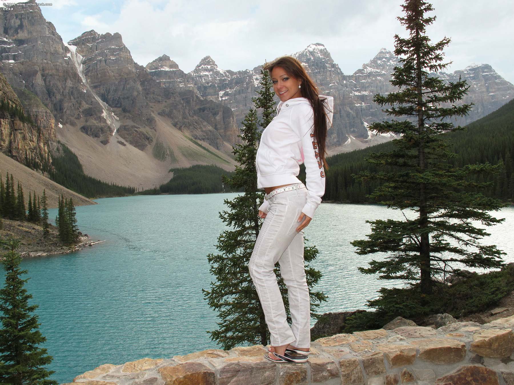 Melissa Mendiny en su erotico paseo en el bosque