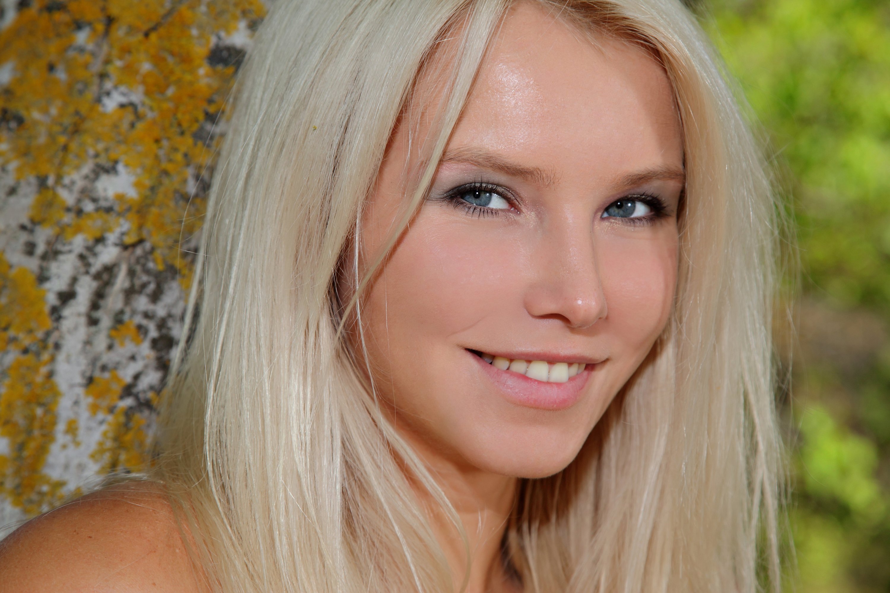 Una Rubia Con Un Taparabos muy caliente en la selva